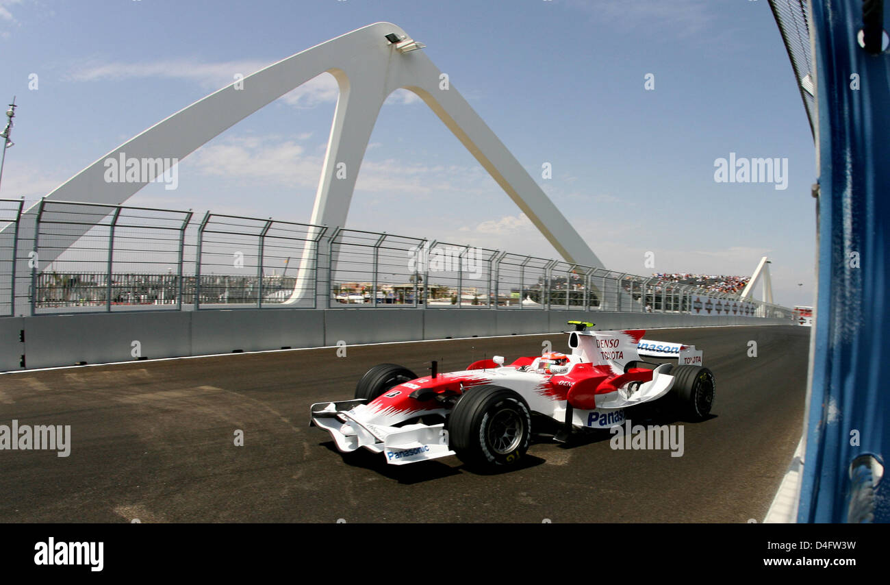 Deutsche Formel1-Fahrer Timo Glock Toyota F1 steuert sein Auto während des zweiten Trainings bei Valencia Street Circuit in Valencia, Spanien, 22. August 2008. Die Formel 1 Grand Prix von Europa findet in den Straßen von Valencia am 24. August statt. Foto: Carmen Jaspersen Stockfoto