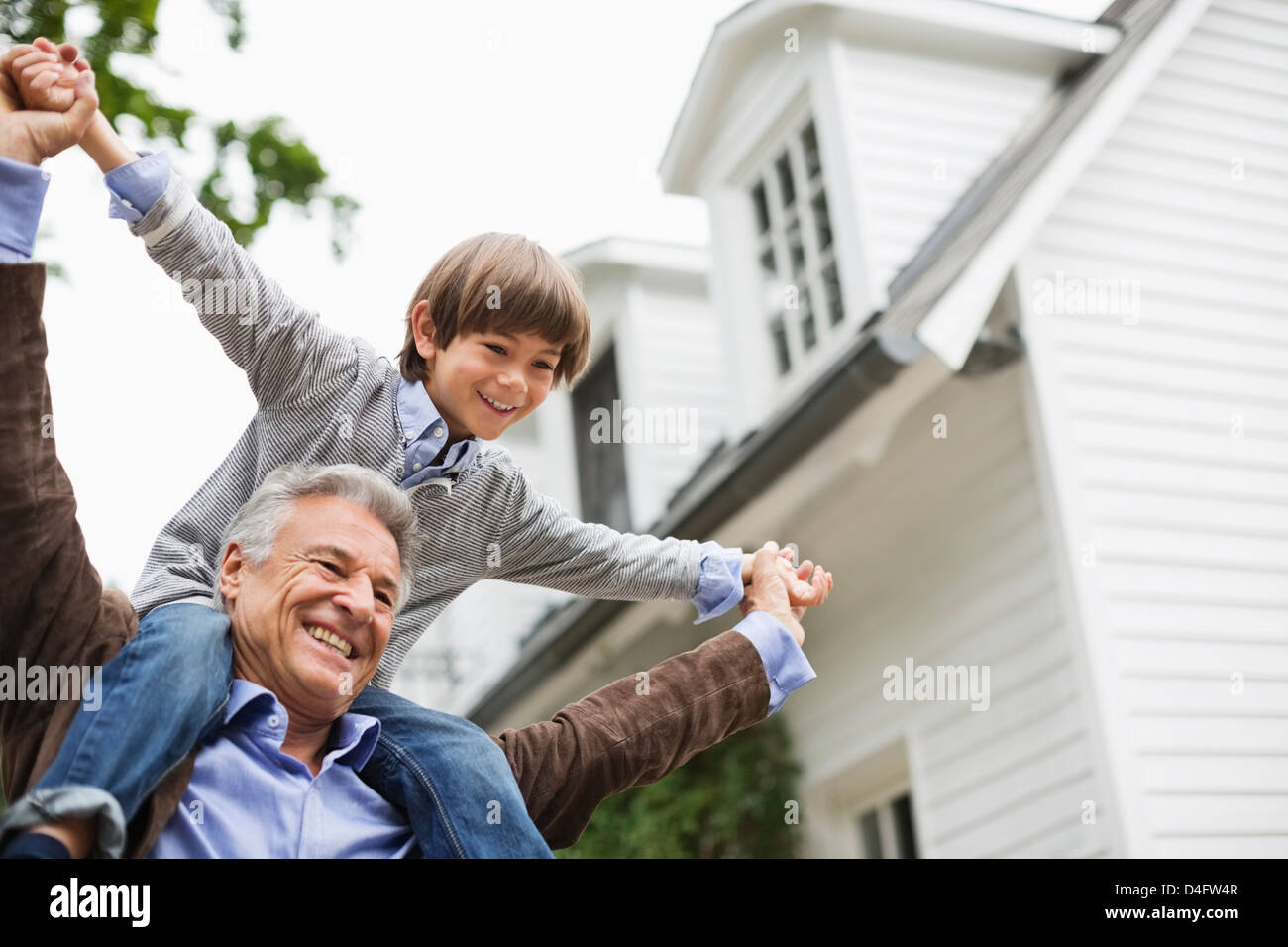 Mann mit Enkel auf Schultern im freien Stockfoto