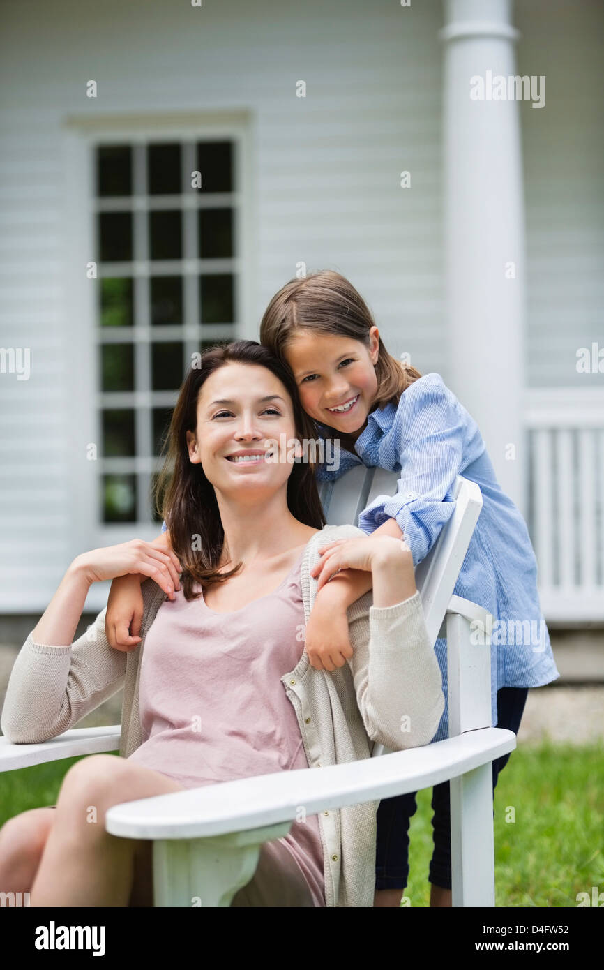 Mutter und Tochter lächelnd zusammen im freien Stockfoto