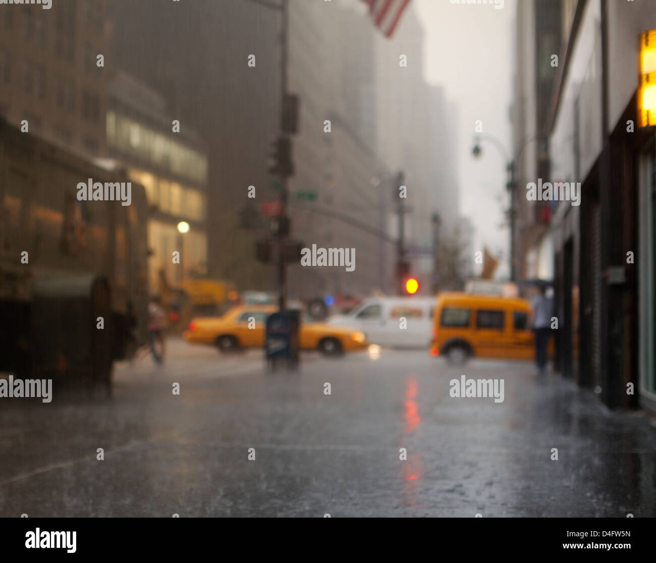 Verschwommene Sicht auf regnerische Stadt Straße Stockfoto
