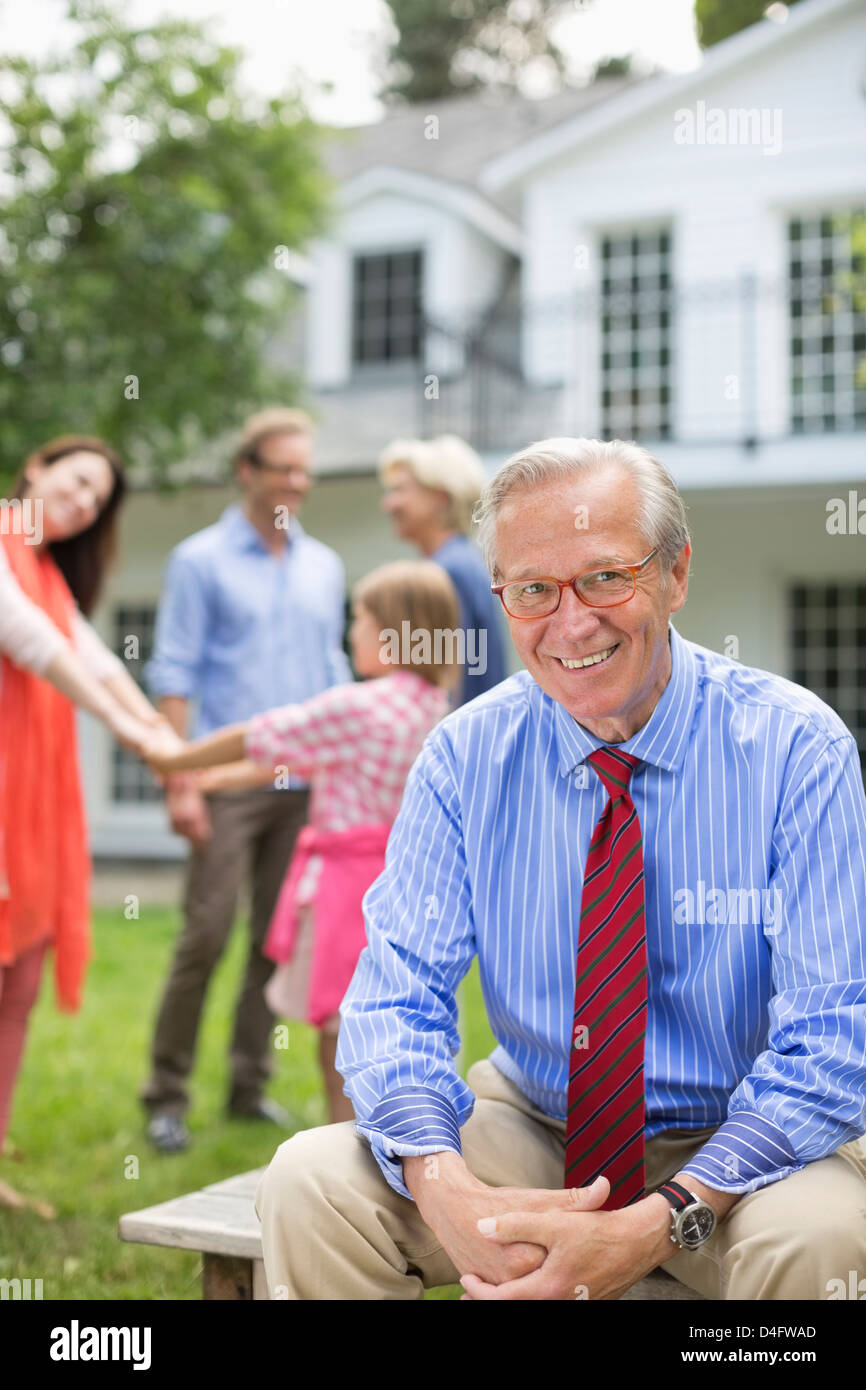 Mann lächelnd außen Haus Stockfoto