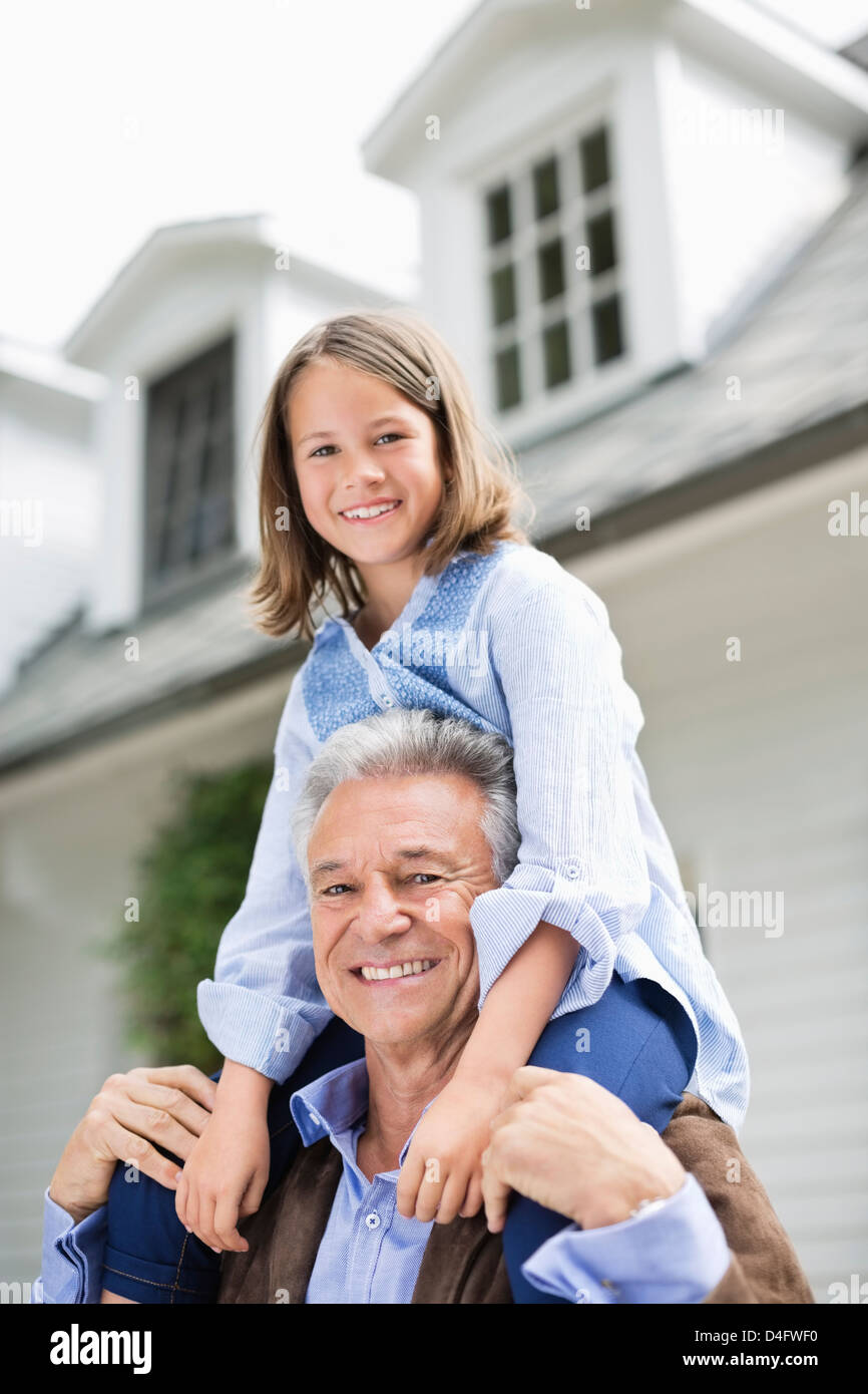 Mann mit Enkelin auf Schulter im freien Stockfoto