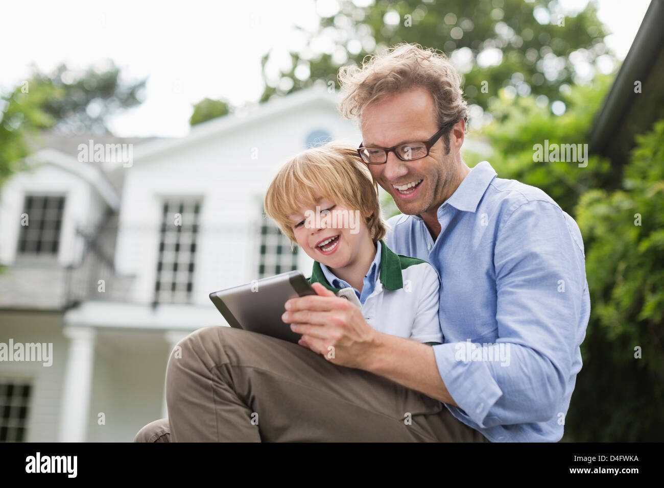 Vater und Sohn mit digitalen Tablet im freien Stockfoto