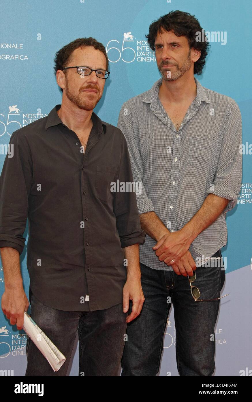 Regisseure Ethan (L) und Joel Coen besuchen den Fototermin für den Film "Burn After Reading" an der 65. Filmfestspiele von Venedig, Venedig, Italien, 27. August 2008. Foto: Hubert Boesl Stockfoto