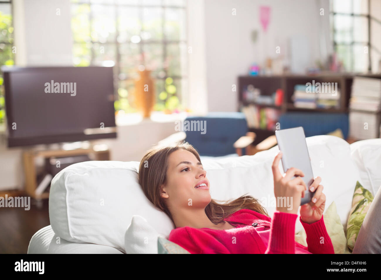 Frau mit digital-Tablette auf Bett Stockfoto