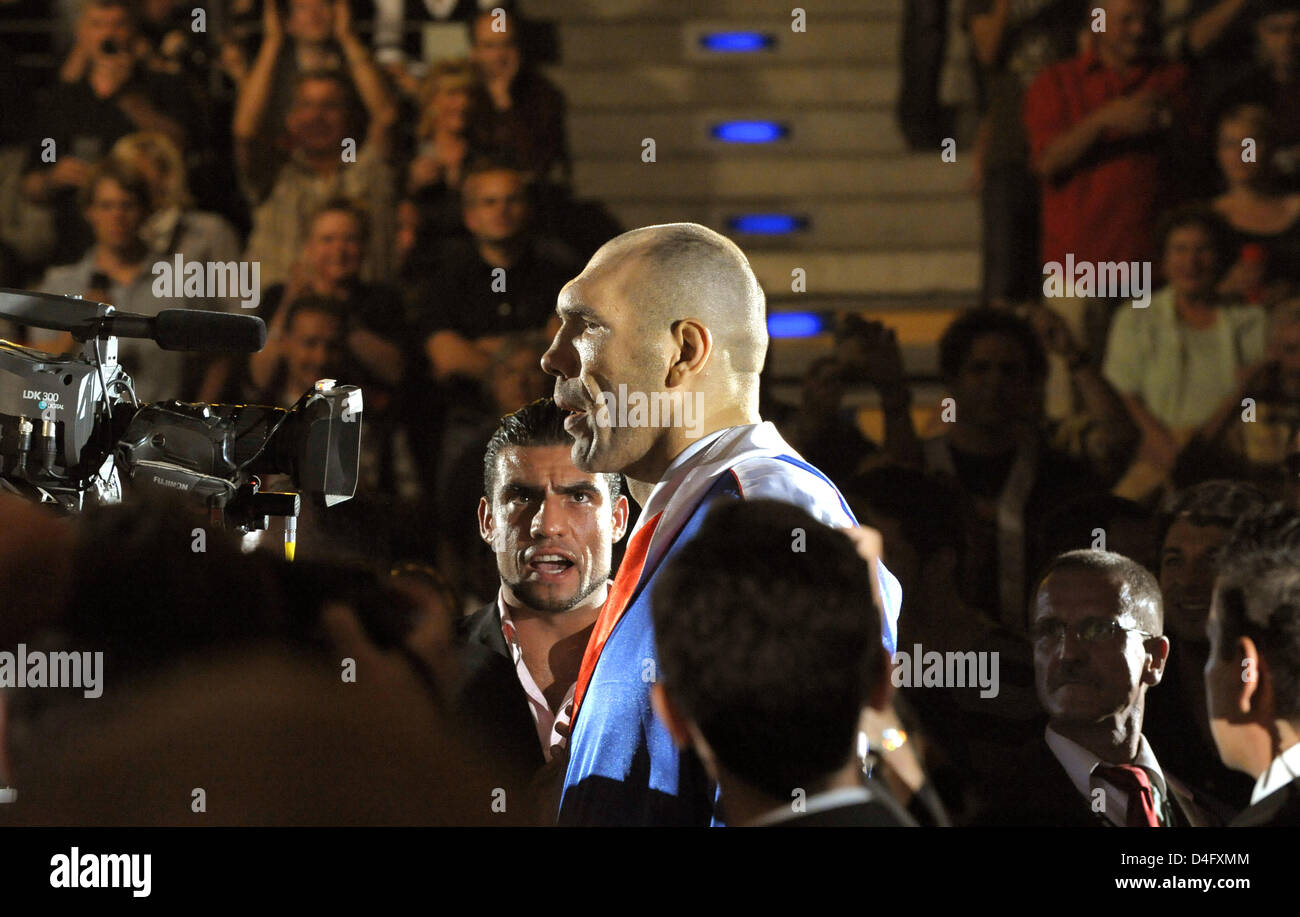 Russischer Boxer Nikolai Valuev (C) kommt für die World Boxing Association (WBA) Schwergewichts-Titelkampf gegen John Ruiz in Berlin, Deutschland, 30. August 2008. Valuev, die im April 2007 den Titel verloren hatte, gewann den Kampf in einer Split Decision. Foto: Soeren Stache Stockfoto