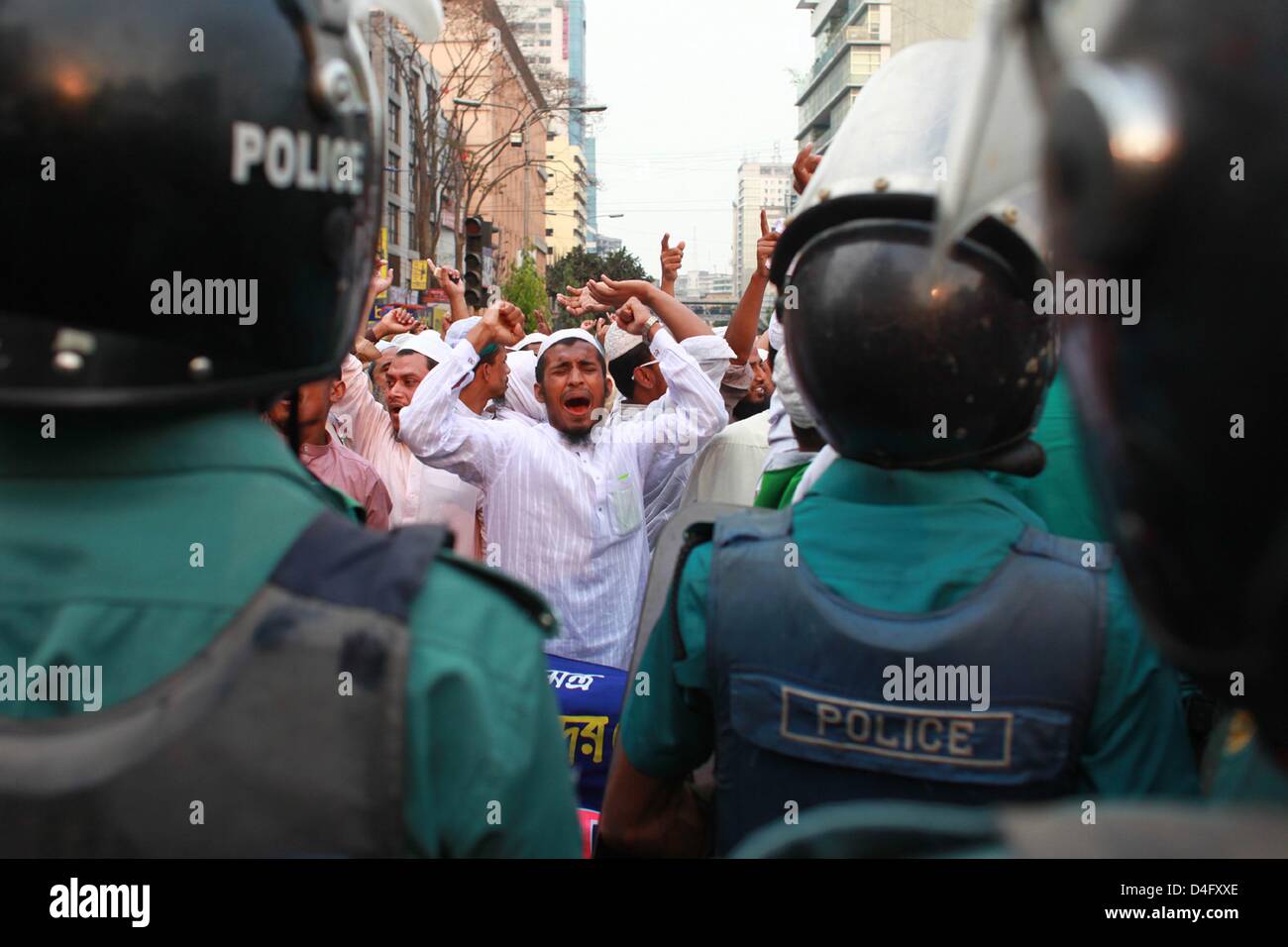 Dhaka, Bangladesch. 13. März 2013. Islamisten haben versammelten sich am Baitul Mukaram Moschee und schloss sich Schlachten mit der Polizei in Protest, antireligiöse Blogger zu bestrafen und gegen die Shahbagh Demonstranten fordern ein Verbot von ihrer religiösen Sekte Jamaat laufen. Bildnachweis: Zakir Hossain Chowdhury Zakir / Alamy Live News Stockfoto