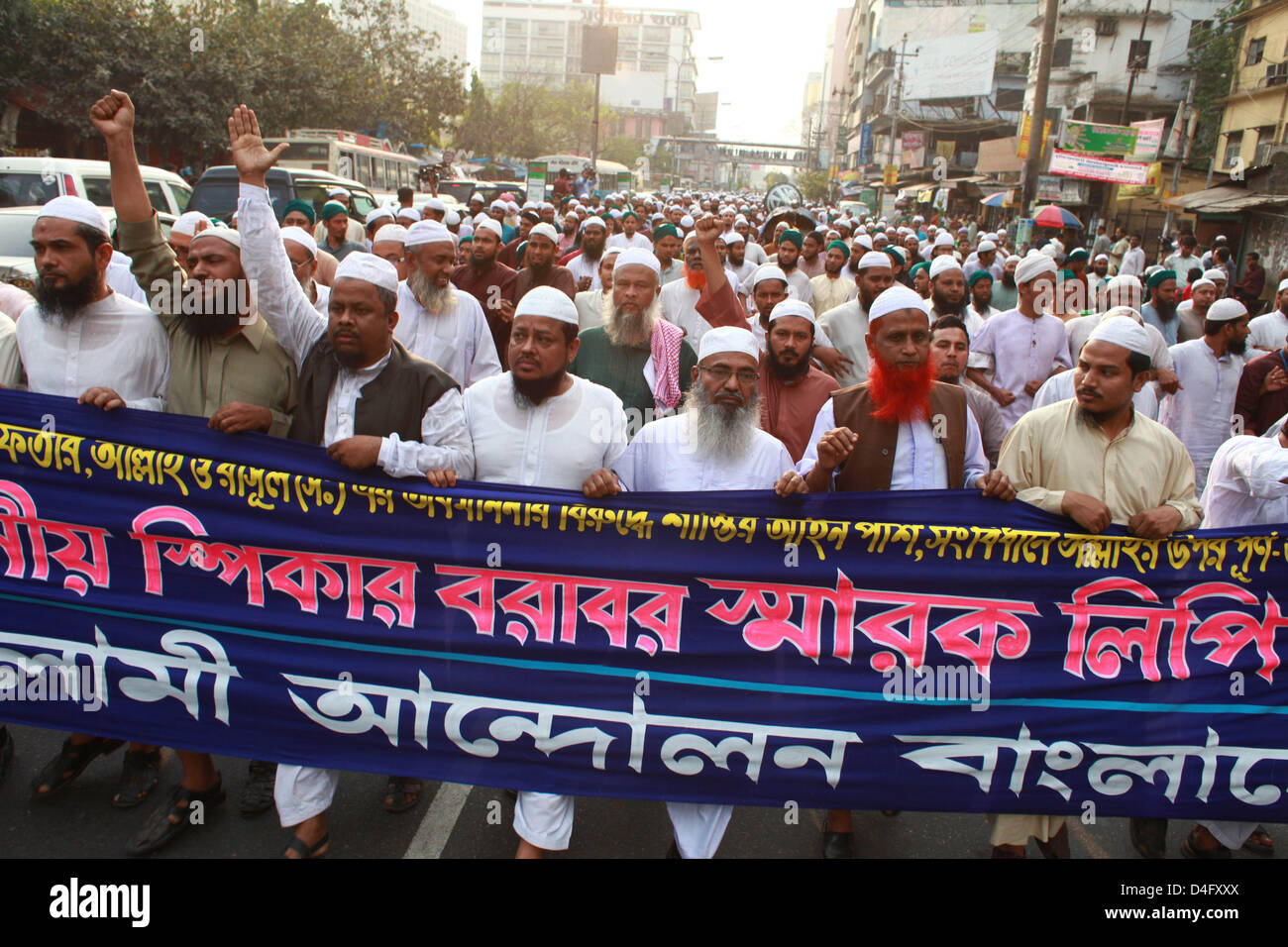 Dhaka, Bangladesch. 13. März 2013. Islamisten haben versammelten sich am Baitul Mukaram Moschee und schloss sich Schlachten mit der Polizei in Protest, antireligiöse Blogger zu bestrafen und gegen die Shahbagh Demonstranten fordern ein Verbot von ihrer religiösen Sekte Jamaat laufen. Bildnachweis: Zakir Hossain Chowdhury Zakir / Alamy Live News Stockfoto