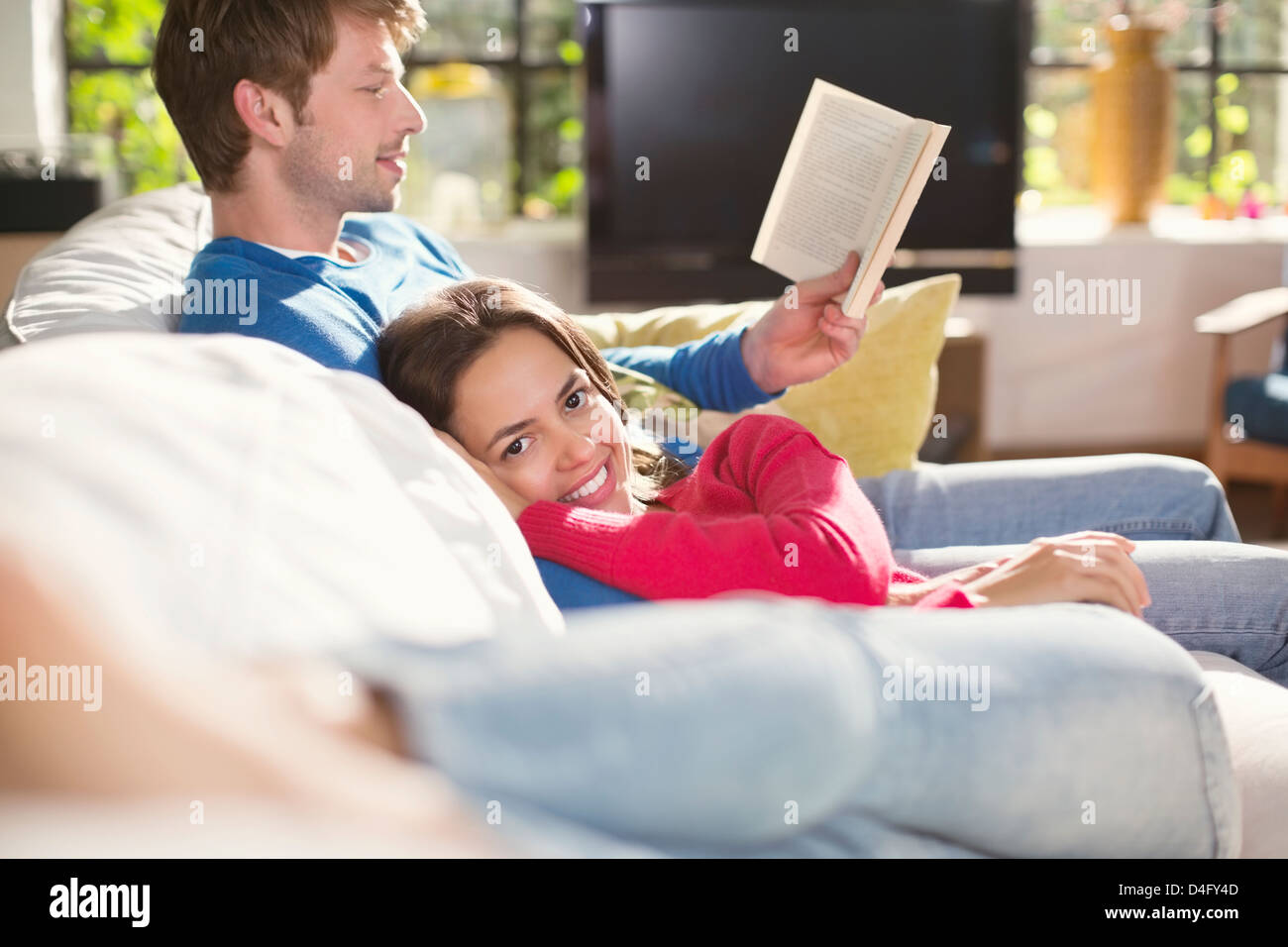 Paar erholsame zusammen auf dem sofa Stockfoto