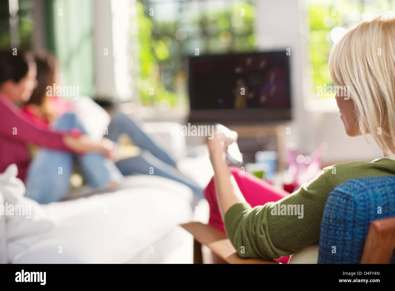 Frau Schaltkanal im Fernsehen Stockfoto