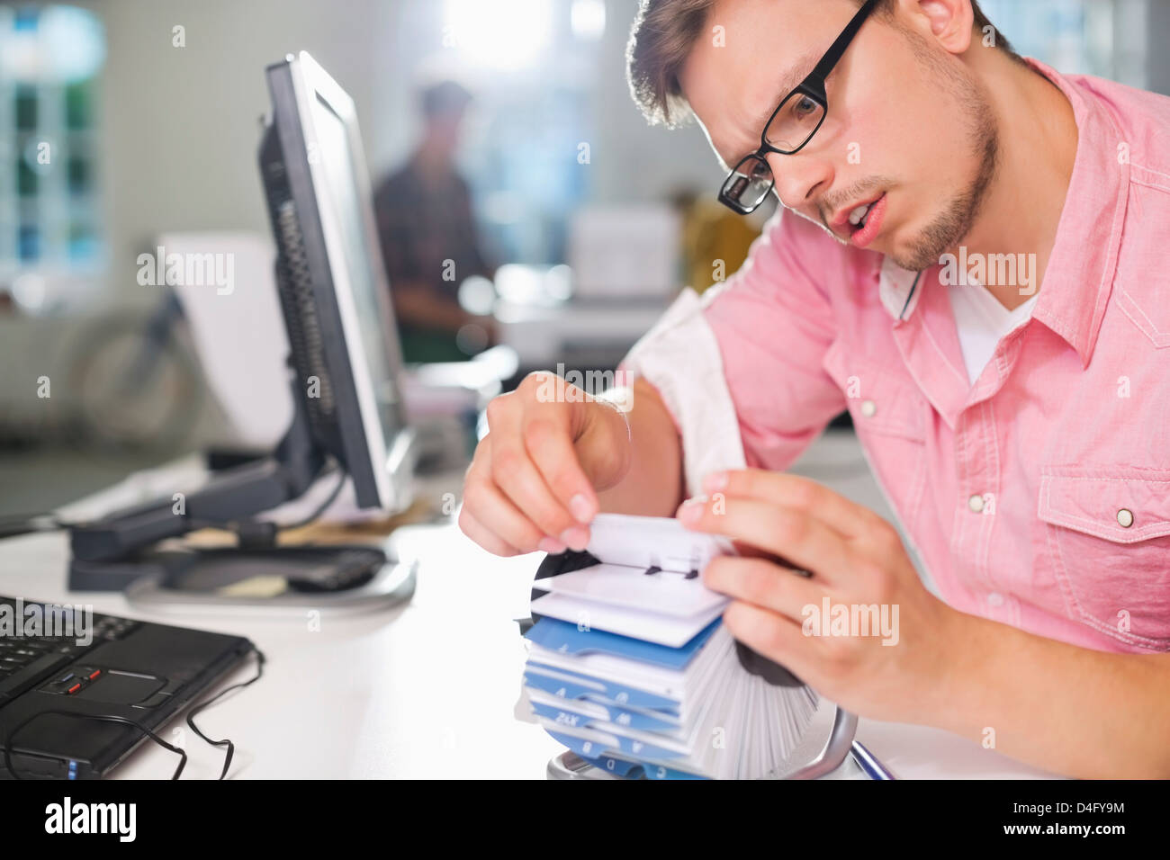 Unternehmer auf der Suche nach Adresse auf Schreibtisch Stockfoto