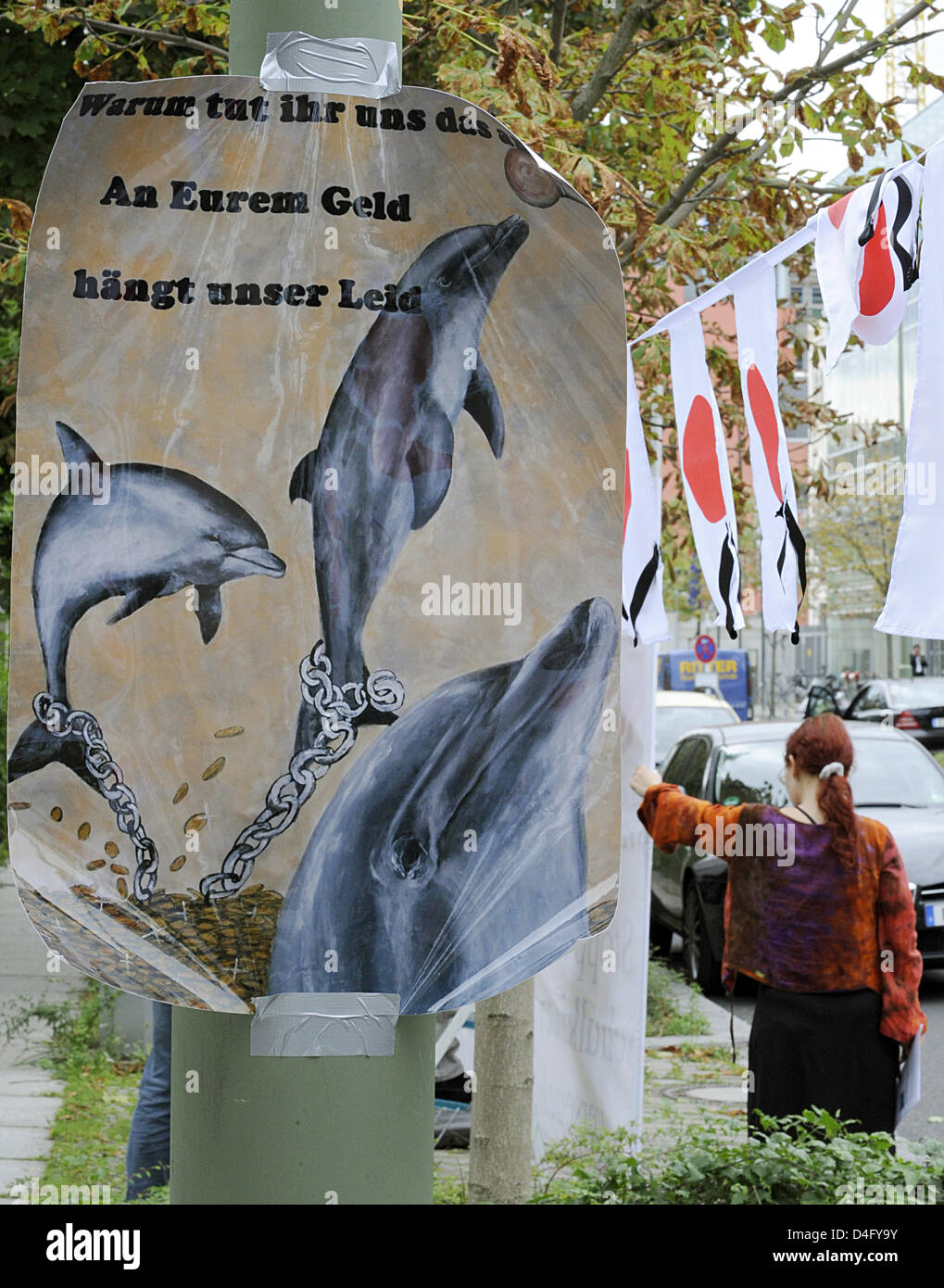 Bei einem Protest von der Whale and Dolphin Conservation Society (WDSF) ist der jährliche Fang von Delfinen in Japan vor der japanischen Botschaft (im Hintergrund zu sehen) in Berlin, Deutschland, 3. September 2008 kritisiert. Nach WDSF veröffentlicht die japanische Botschaft die Fangquote für Delphine des Jahres 2007 mit 20826 Probe. Japan rechtfertigt den Fang von Delfinen durch t Stockfoto