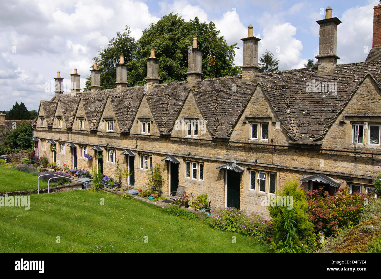 Die Giebel Armenhäuser in Church Street, (Chipping Norton, Cotswolds, England) wurden von Henry Cornish im Jahre 1640 gebaut. Ursprünglich gab es acht Häuser (mit neun Schornsteine), aber sie haben jetzt in vier größere Wohnungen umgewandelt worden. Stockfoto