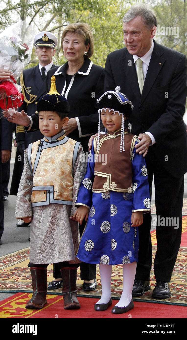 Der deutsche Bundespräsident Horst Köhler und seine Frau Eva werden von zwei mongolische Kinder in traditioneller Tracht auf den Präsidentenpalast in Ulan Bator, Mongolei, 5. September 2008 begrüßt. Das deutsche Staatsoberhaupt und seine Frau verbringen Sie drei Tage in der Mongolei als Teil ihrer Asien-Reise. Das Paar weiter nach China. Foto: Wolfgang Kumm Stockfoto