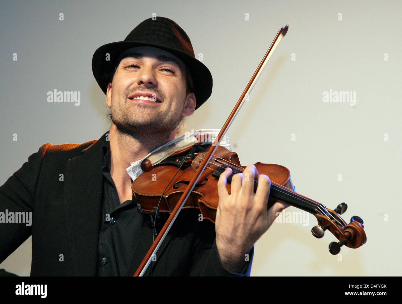 Deutsche star-Geiger David Garrett führt während einer Montblanc Uhr Präsentation im KaDeWe in Berlin, Deutschland, 4. September 2008. Das deutsche Unternehmen hatte zahlreiche Gäste für die öffentliche Vorführung "Montblanc Star Nicolas Rieussec Monopusher Chronographen" eingeladen. Foto: Jens Kalaene Stockfoto