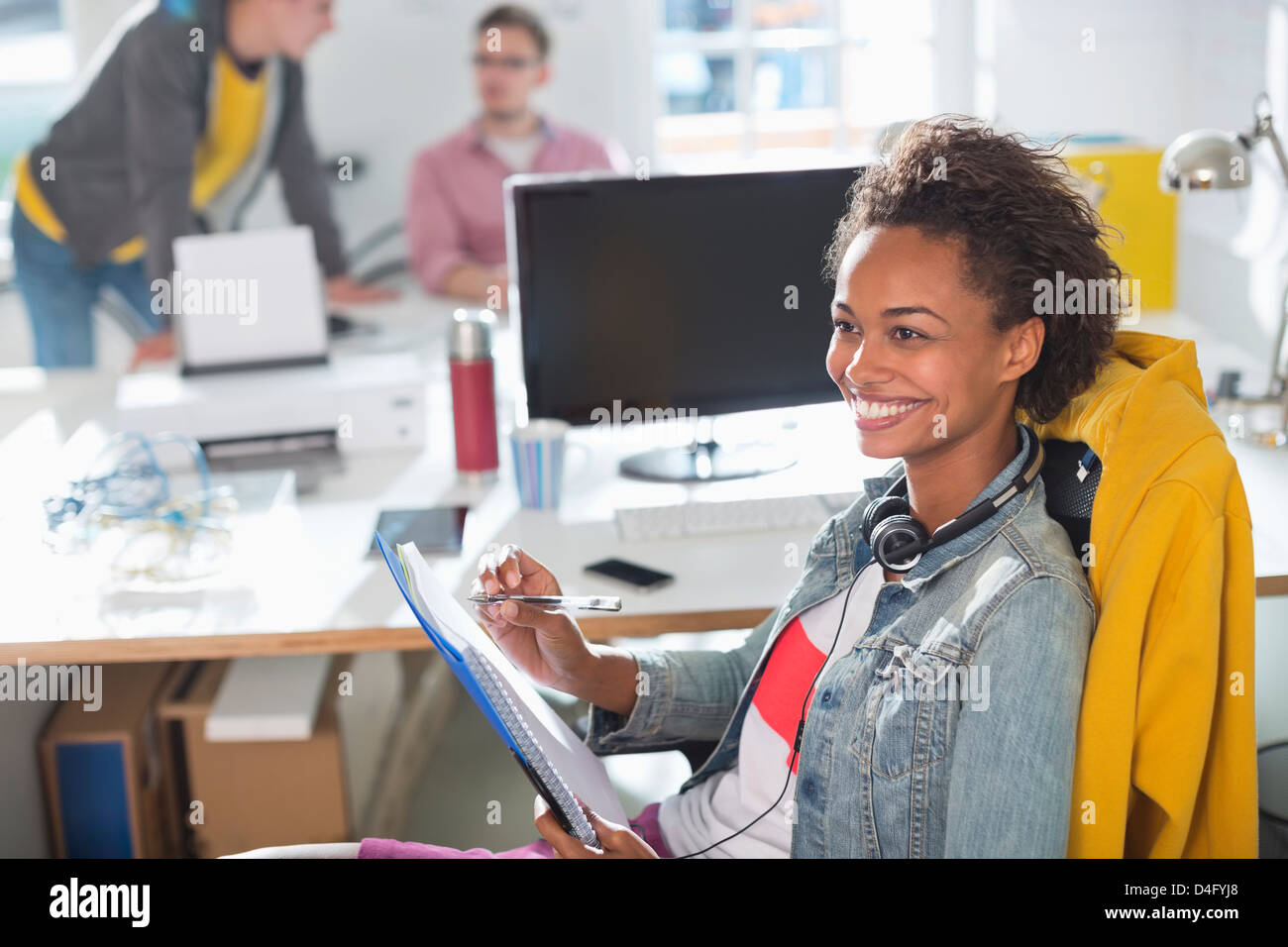 Geschäftsfrau, die Notizen am Schreibtisch Stockfoto