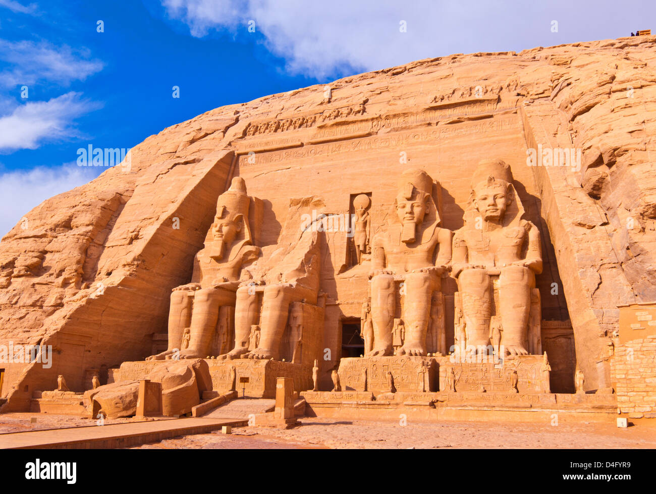 Riesige Statuen des großen Pharaos Ramses II außerhalb verlagert Tempel von Ramses II in Abu Simbel Oberägypten Middle East Stockfoto