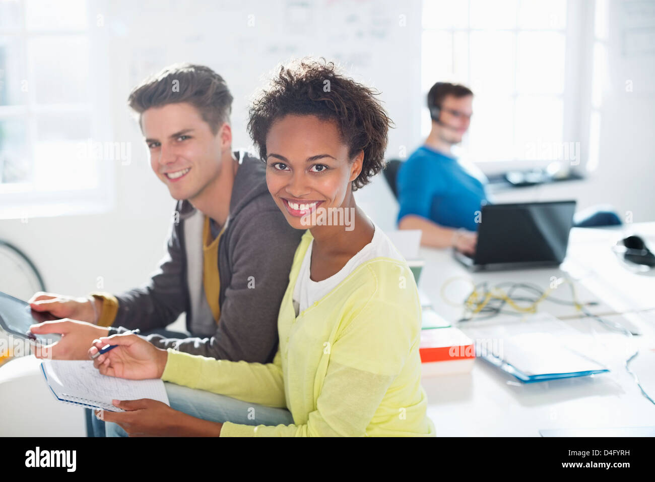 Geschäftsleute im Gespräch im Büro Stockfoto