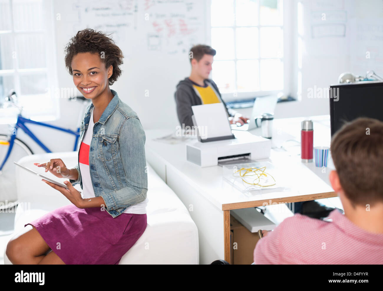 Geschäftsfrau mit digitalen Tablette im Büro Stockfoto