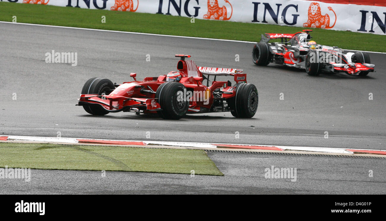 Finnischer Formel1-Fahrer Kimi Räikkönen von Ferrari (L) fährt vor britischen Formel1 Fahrer Lewis Hamilton von McLaren Mercedes in die Formel ein Grand Prix von Belgien in Spa-Francorchamps Rennen in Belgien, 7. September 2008 verfolgt. Foto: Roland Weihrauch Stockfoto