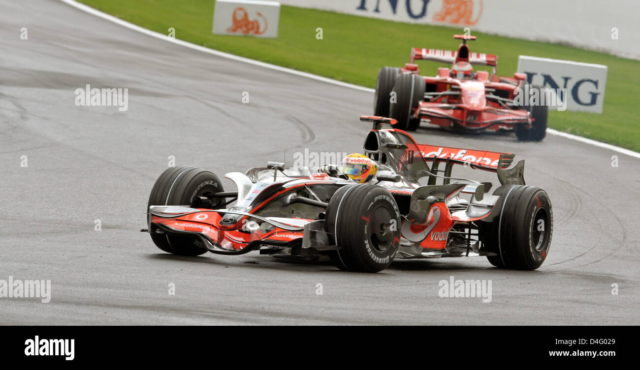 Britische Formel1-Fahrer Lewis Hamilton von McLaren Mercedes (vorne) steuert sein Auto vor finnischen Formel-1 Fahrer Kimi Räikkönen Ferrari auf dem Formular einen Grand Prix von Belgien in Spa-Francorchamps Rennen in Belgien, 7. September 2008 verfolgt. Foto: Roland Weihrauch Stockfoto