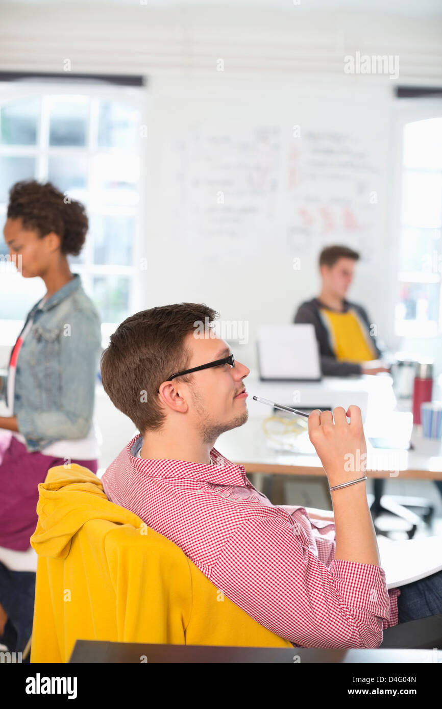 Unternehmer denken im Büro Stockfoto