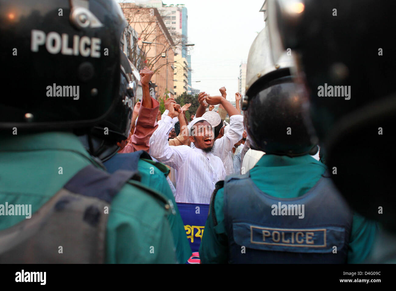 Dhaka, Bangladesch. 13. März 2013. Islamisten haben versammelten sich am Baitul Mukaram Moschee und schloss sich Schlachten mit der Polizei in Protest, antireligiöse Blogger zu bestrafen und gegen die Shahbagh Demonstranten fordern ein Verbot von ihrer religiösen Sekte Jamaat laufen. Bildnachweis: Zakir Hossain Chowdhury Zakir / Alamy Live News Stockfoto