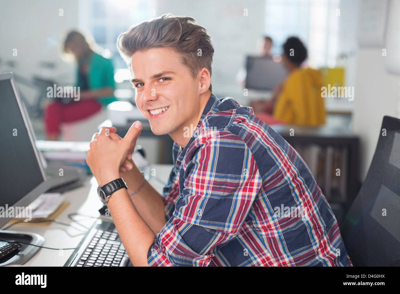 Geschäftsmann, Lächeln an der Rezeption Stockfoto