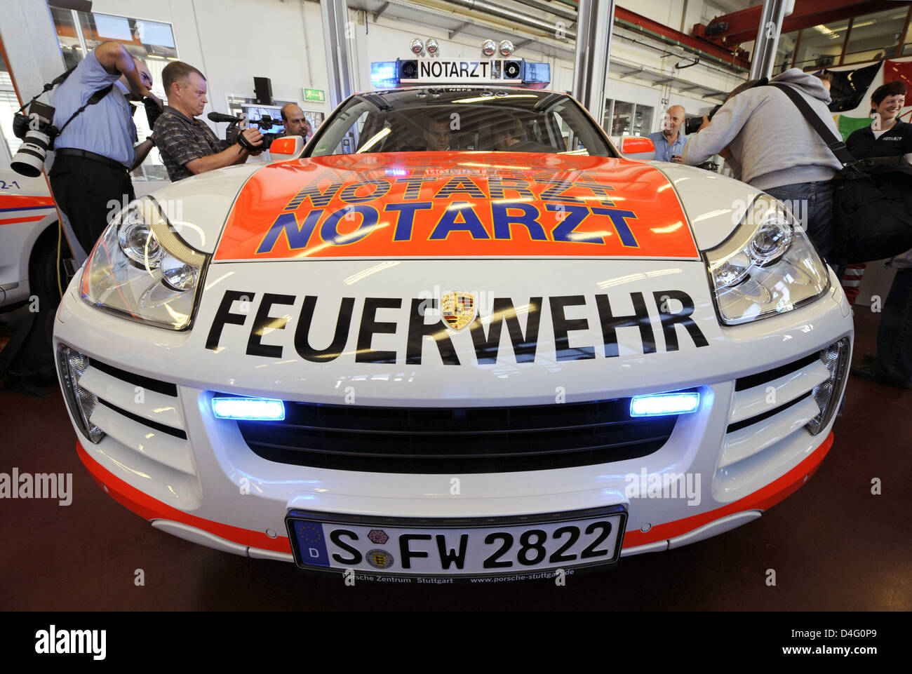 Der Stuttgarter Feuerwehr Unfall Ärzte fahren einen Porsche Cayenne in Stuttgart, Deutschland, 9. September 2008. Zehn Auszubildende von Porsche haben zwei der SUVs umgewandelt, im Auftrag der Stuttgarter Feuerwehr. Foto: MARIJAN MURAT Stockfoto