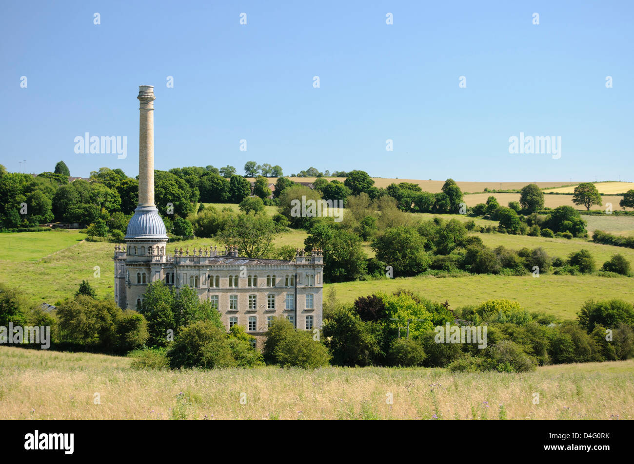 Im Tal am westlichen Stadtrand von Chipping Norton ist der imposante Bliss Tweed Mühle, erbaut von Cotswold Stone im Jahre 1872, nachdem das frühere Gebäude durch einen Brand (verursacht durch einen explodierenden Kessel) zerstört worden war. Trotz des Habens eines prominenten zentralen Kamins, wollte der Mühlenbesitzer, William Bliss, das Gebäude ähnelt einem Landsitz inmitten eines Parks. Der Architekt eingesetzt, um die Arbeit zu übernehmen war George Woodhouse aus Lancashire, die Gestaltung von Mühlen und Fabriken spezialisiert. Das Gebäude verbunden einmal mit der Bahn an die Hauptstrecke im Besitz von Oxford, Worcester und Wolverhampton Railway Company Stockfoto