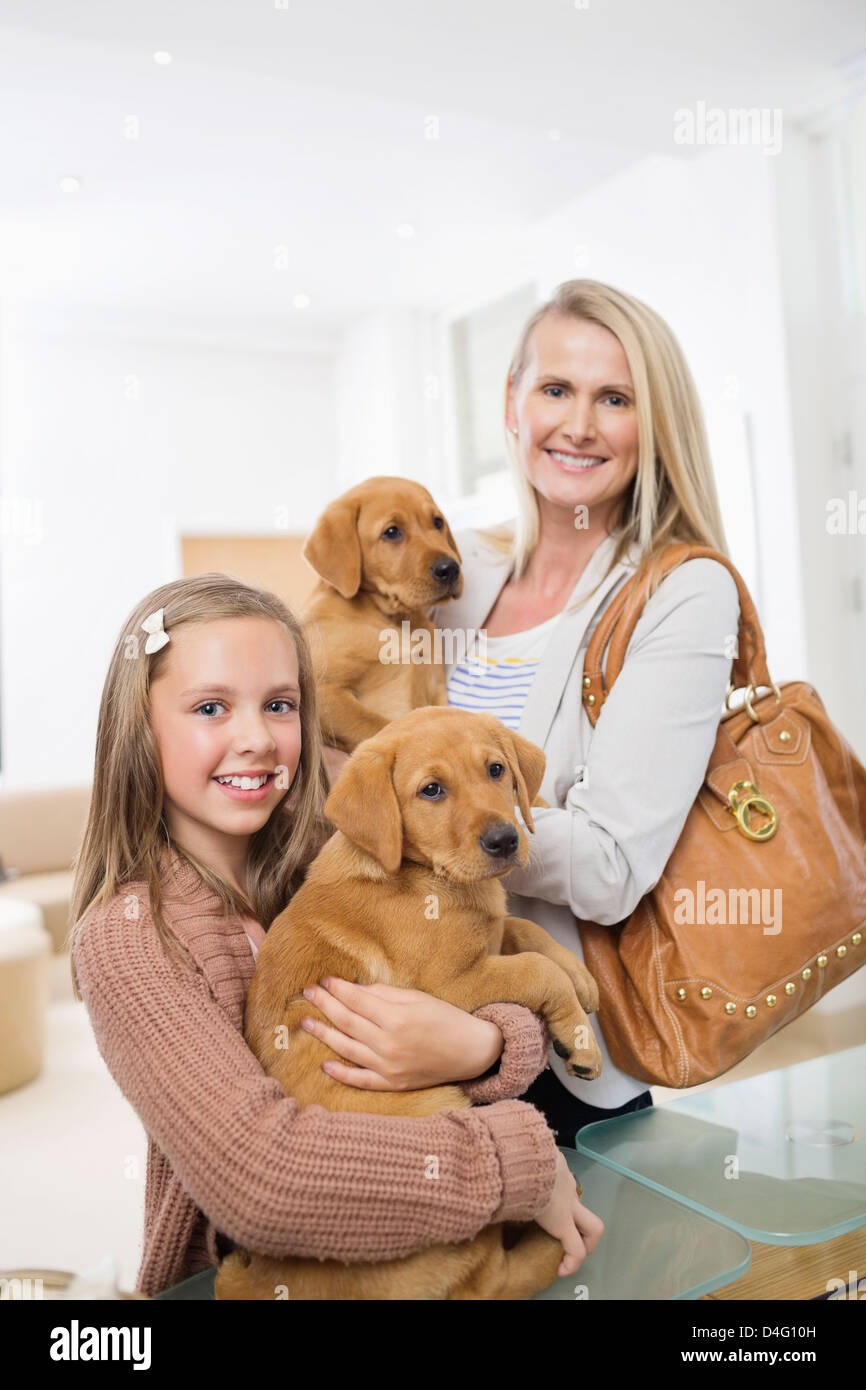 Mutter und Tochter halten Hunde Tierarzt Chirurgie Stockfoto