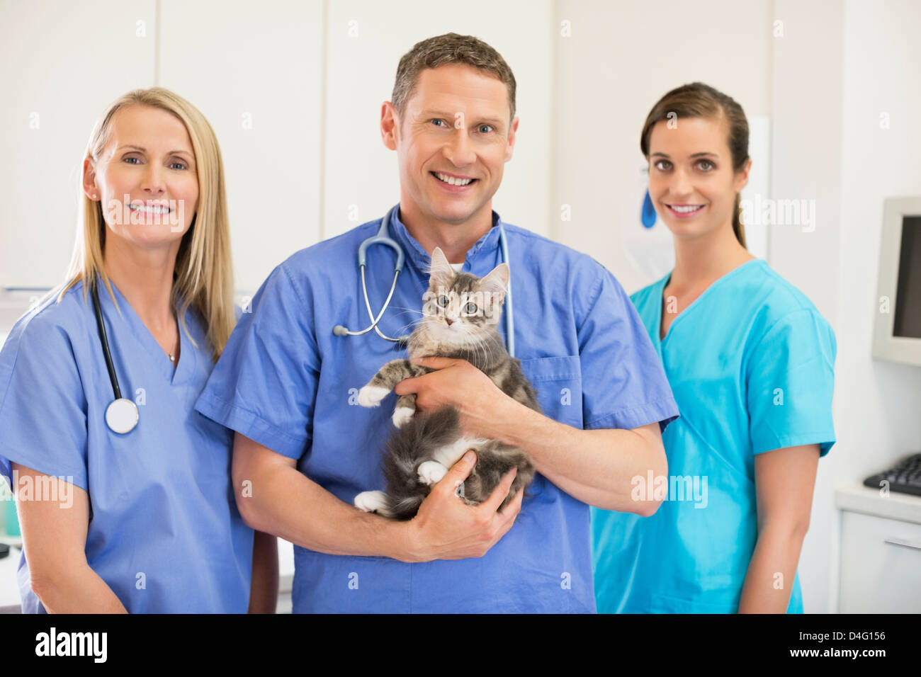 Tierärzte mit Katze in Tierarzt Chirurgie Stockfoto