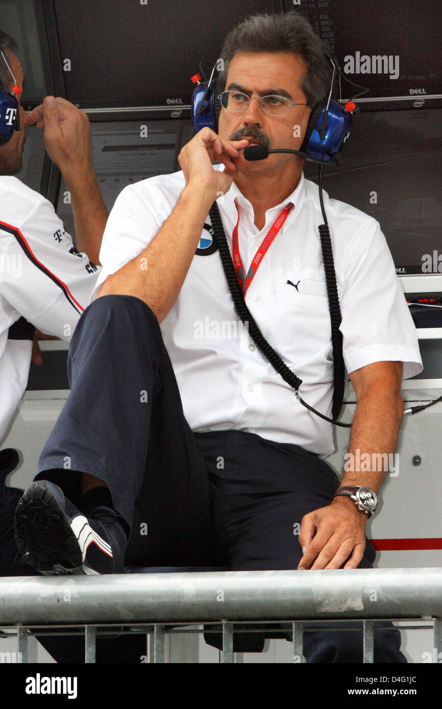 Deutsche Dr. Mario Theissen, BMW Motorsport Direktor von BMW Sauber, kommuniziert während die zweite Trainingssession an Autodromo Nazionale di Monza-Rennstrecke in Monza, Italien, 12. September 2008. Die Formel 1 Grand Prix von Italien wird am 14. September 2008 stattfinden. Foto: Jens Büttner Stockfoto