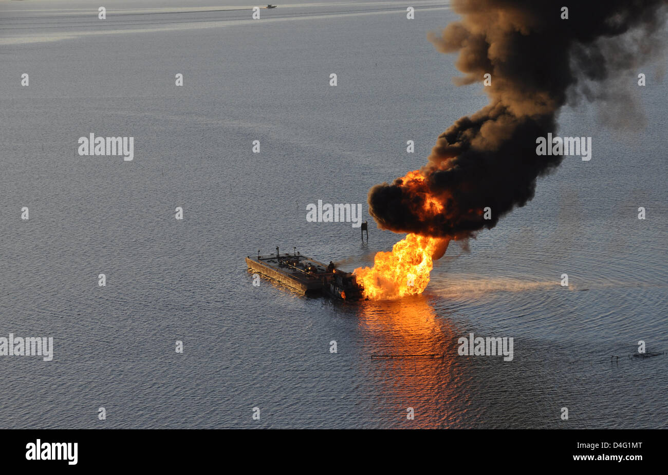 Eine Ölpipeline brennt nach einer Kollision mit Schlepper Shanon E. Setton 13. März 2013 in der Nähe von Bayou Perot 30 Meilen südlich von New Orleans, Louisiana Die U.S. Coast Guard arbeitet enthalten und bereinigen Sie kein Öl, das aus dem Unfall undicht ist. Stockfoto