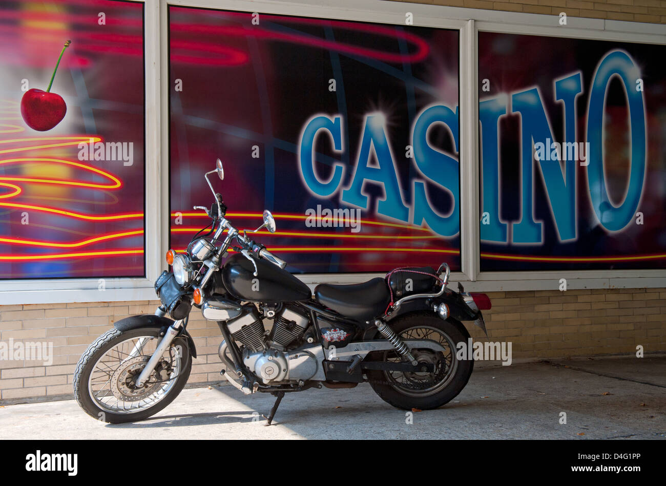 Berlin, Deutschland, ist ein Motorrad vor einem casino Stockfoto