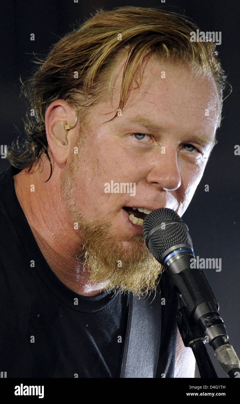 Der USA thrash-Metal-Band Metallica, mit Gitarrist/Sänger James Hetfield  (L) in der "O2 World" in Berlin, Deutschland, 12. September 2008  durchführen. Die Band spielte auf 17.000 Menschen zur Förderung ihres neuen  Albums "Death