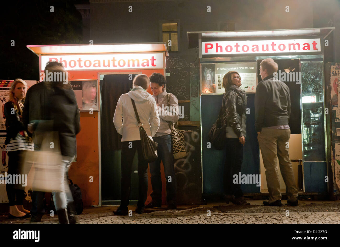 Berlin, Deutschland, zwei Passanten Foto Maschinen Stockfoto