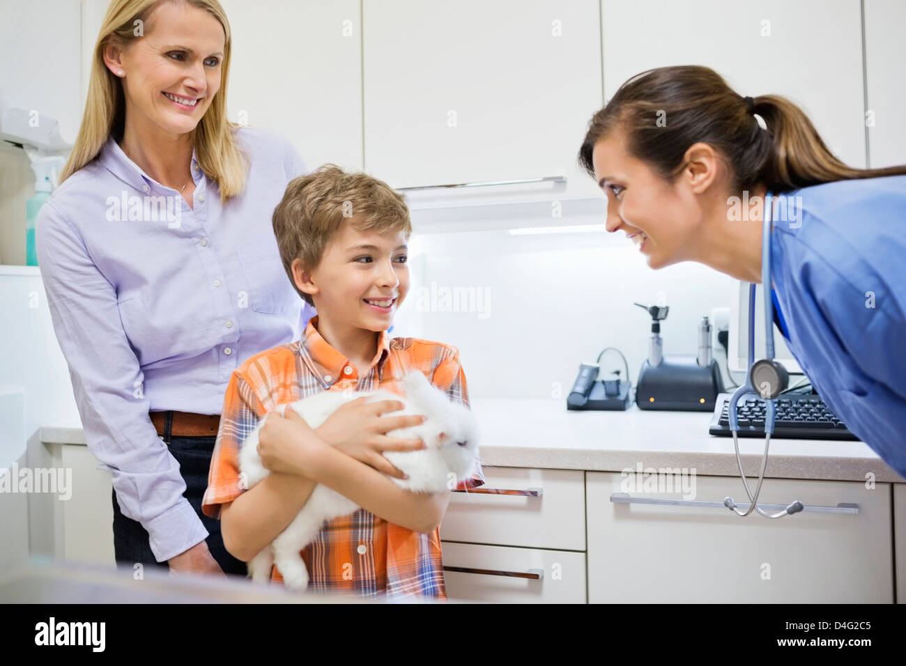 Tierarzt im Gespräch mit Tierbesitzer Tierarzt Chirurgie Stockfoto