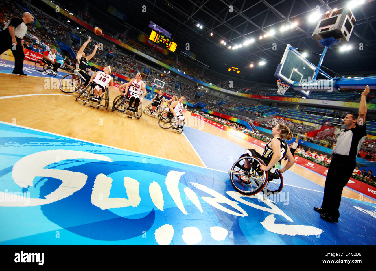 Der deutsche Rollstuhl-Basketball-Nationalmannschaft (schwarz) wetteifert um den Ball mit den amerikanischen Konkurrenten, die während der Frauen Finale der Paralympischen Spiele in Peking, China, (weiß) 15. September 2008. Foto: ROLF VENNENBERND Stockfoto