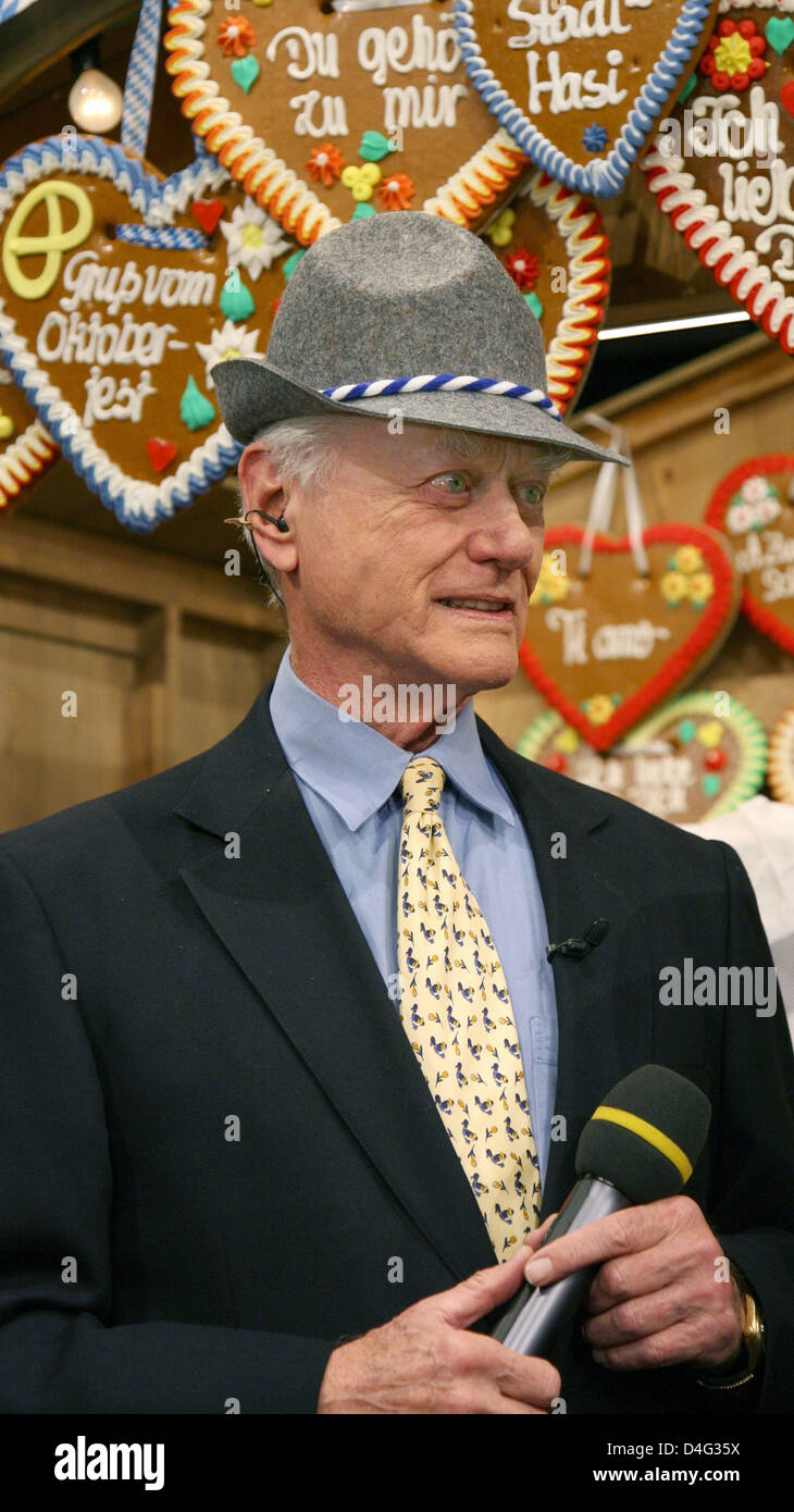 US-Schauspieler Larry Hagman abgebildet ist, während der Generalprobe des deutschen Fernsehens zeigen "Musikantenstadl" moderiert von Moderator Andy Borg in "Olympiahalle" in München, Deutschland, 19. September 2008. Die Show wird am 20. September 2008 bei 20:15 auf deutschen TV-Sender "Das Erste" ("The First") übertragen werden. Foto: Volker Dornberger Stockfoto