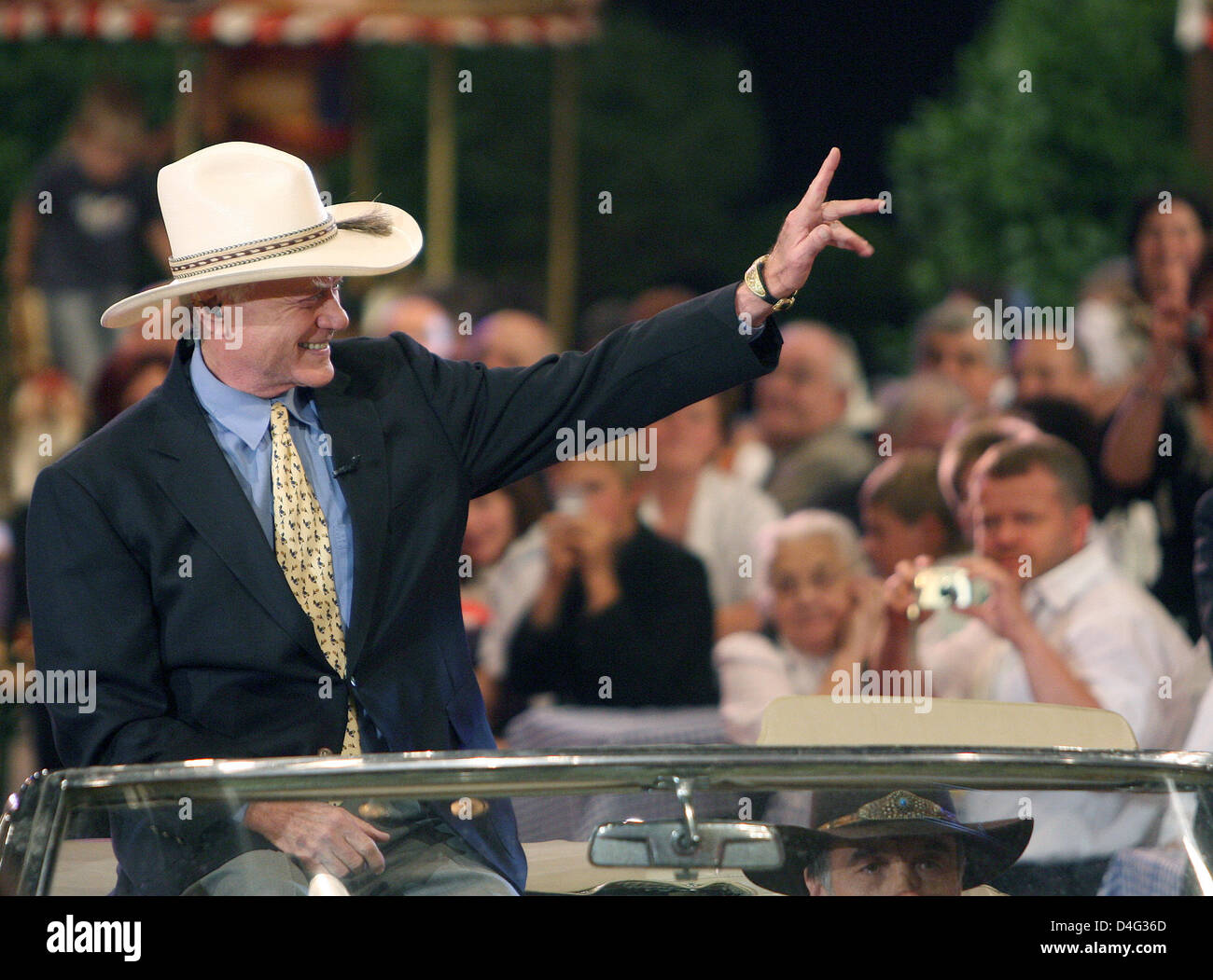 US-Schauspieler Larry Hagman (L) abgebildet ist, während der Generalprobe des deutschen Fernsehens zeigen "Musikantenstadl" moderiert von Moderator Andy Borg in "Olympiahalle" in München, Deutschland, 19. September 2008. Die Show wird am 20. September 2008 bei 20:15 auf deutschen TV-Sender "Das Erste" ("The First") übertragen werden. Foto: Volker Dornberger Stockfoto