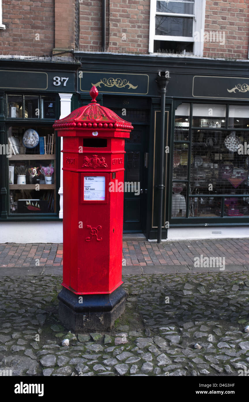 Ein viktorianischer Briefkasten in den Pantiles in Tunbridge Wells. UK Stockfoto