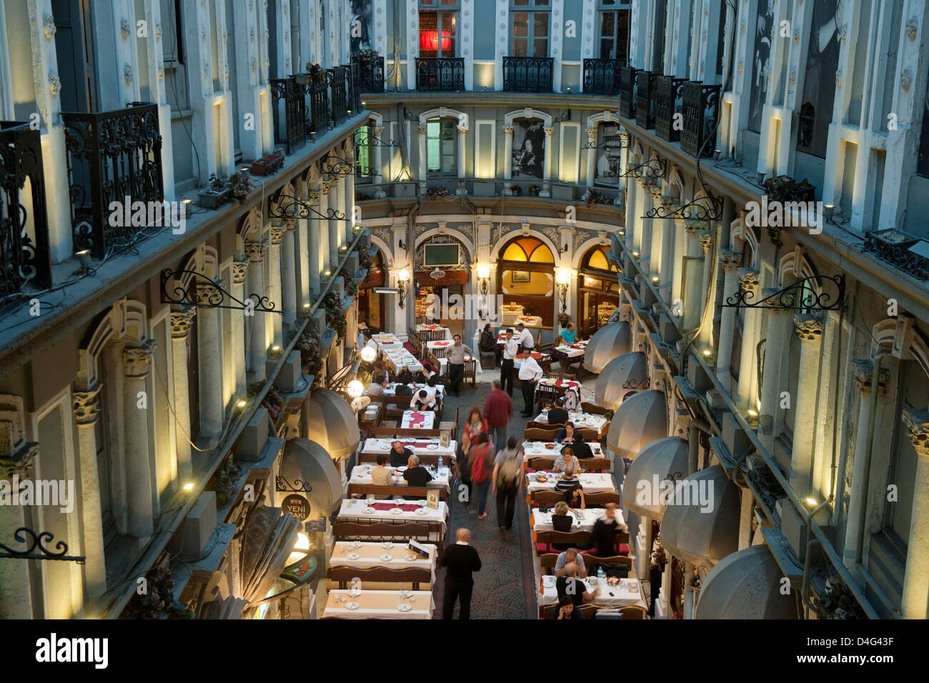 Ägypten, Istanbul Beyoglu, Restaurants in der Blumenpassage (Cicek Pasaji) in der Istiklal Caddesi Stockfoto