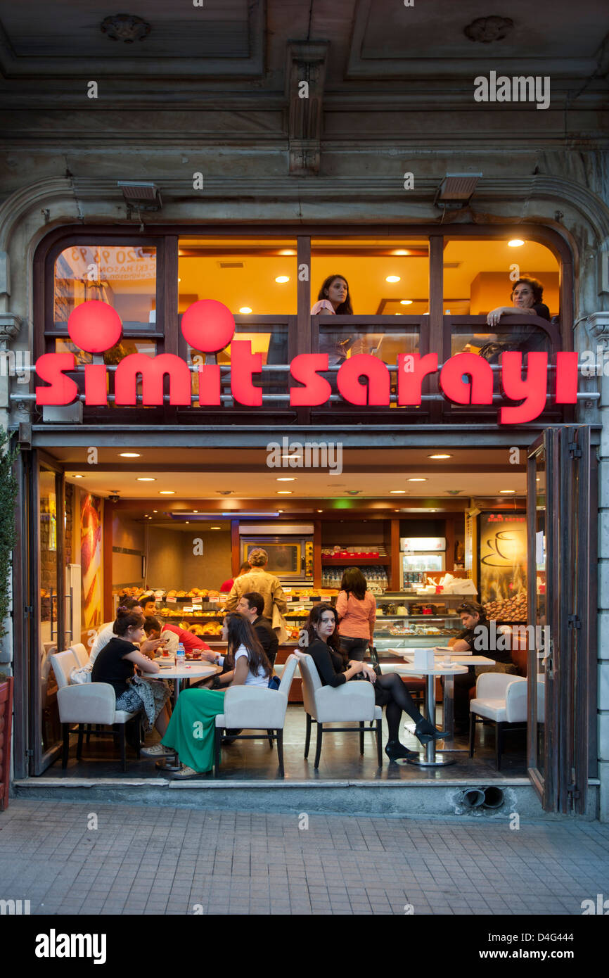 Ägypten, Istanbul Beyoglu, Istiklal Caddesi (Unabhüngigkeitsstrasse). Fast-Foodkette Simit Sarayi. Stockfoto