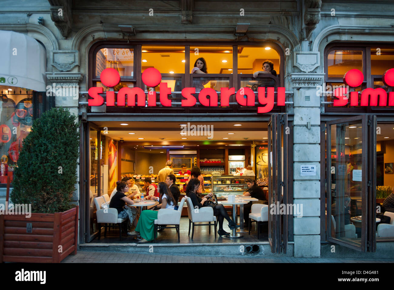 Ägypten, Istanbul Beyoglu, Istiklal Caddesi (Unabhüngigkeitsstrasse). Fast-Foodkette Simit Sarayi. Stockfoto