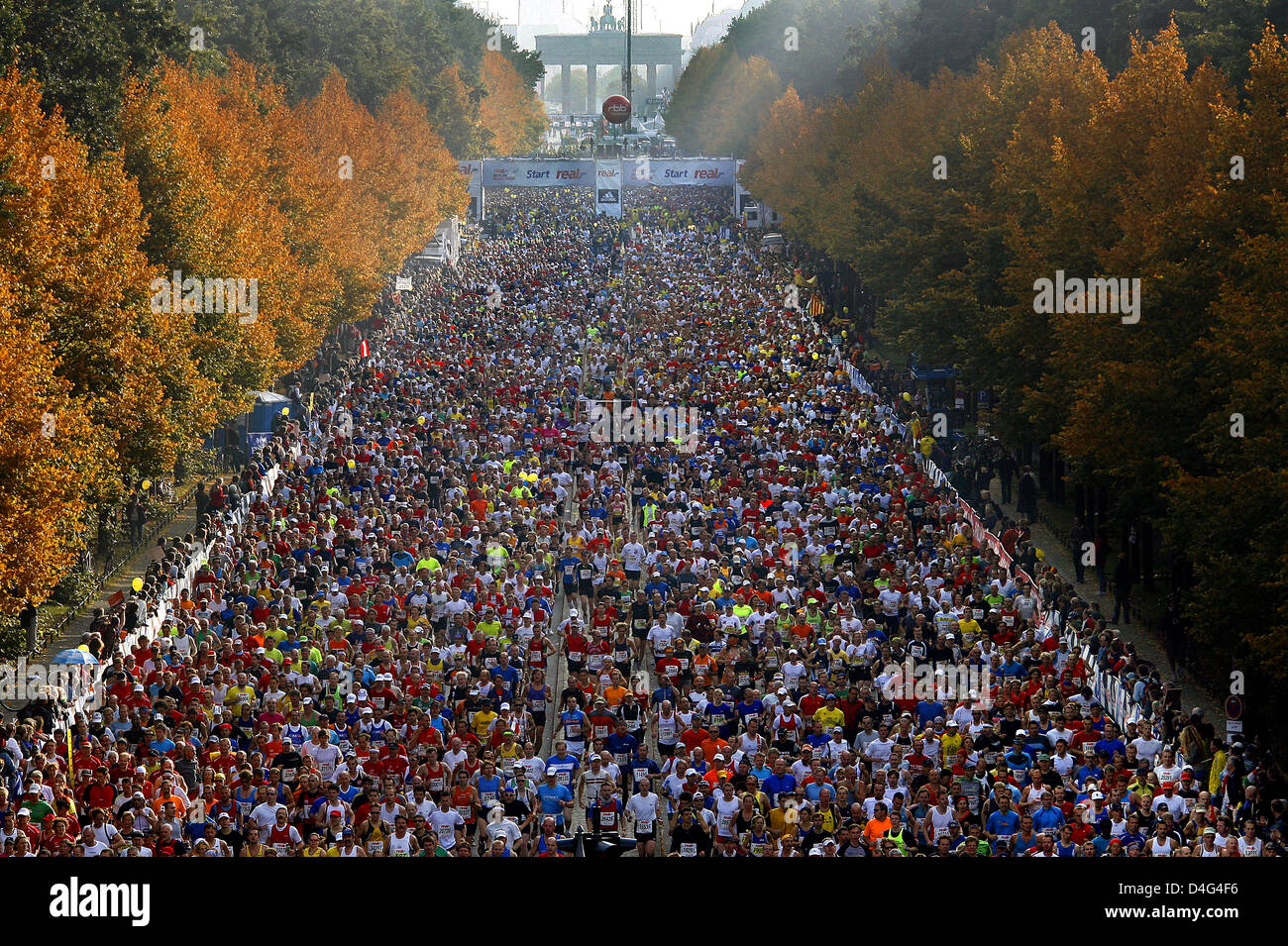 40,827 Läufer starten auf den 42,195 Kilometern von der 35. Berlin-Marathon vor dem 