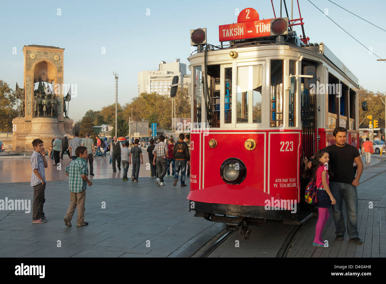 Ägypten, Istanbul Beyoglu, Taksim-Platz Mit Dem Denkmal der Republik Und Historischen Strassenbahn. Stockfoto