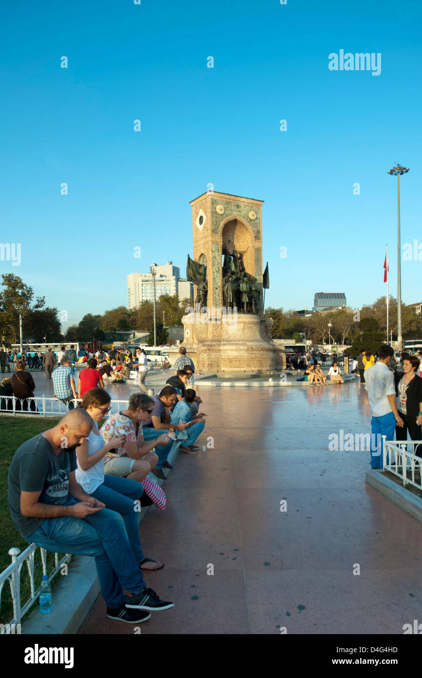 Taksim-Platz, Beyoglu, Istanbul, Ägypten Verkehrsknotenpunkt Im Europüischen Teil Istanbuls Mit Dem Denkmal der Republik. Stockfoto
