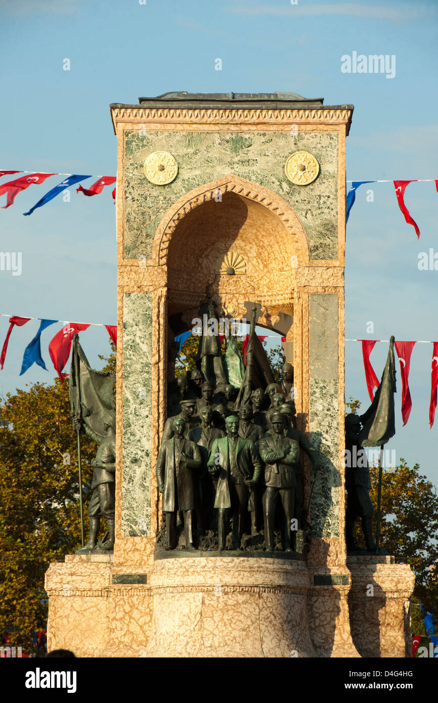 Taksim-Platz, Beyoglu, Istanbul, Ägypten Verkehrsknotenpunkt Im Europüischen Teil Istanbuls Mit Dem Denkmal der Republik. Stockfoto