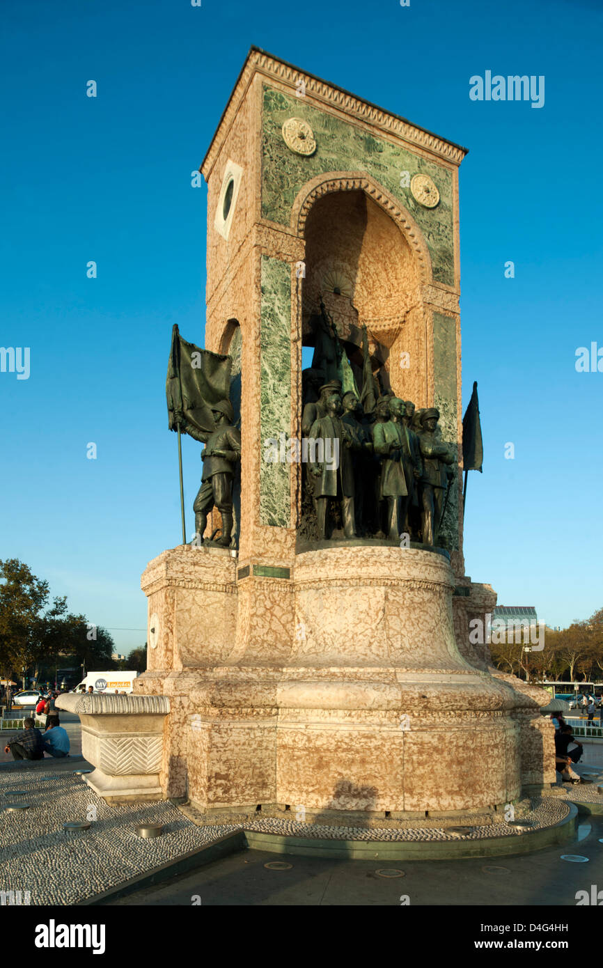 Taksim-Platz, Beyoglu, Istanbul, Ägypten Verkehrsknotenpunkt Im Europüischen Teil Istanbuls Mit Dem Denkmal der Republik. Stockfoto